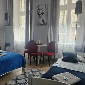 https://deja-vu-hostel.warsawhotelspoland.com